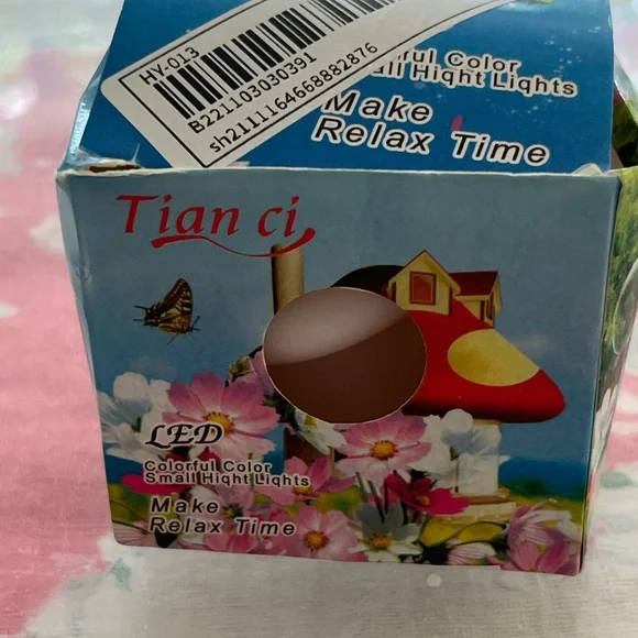 Very small new mushroom light.
New in box. - Picture 5 of 13